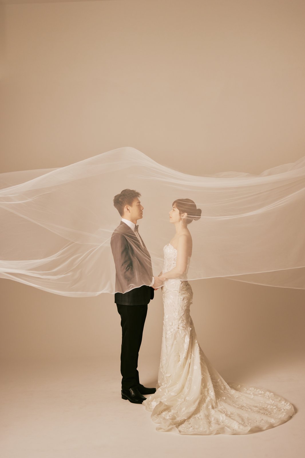 Wilson 與 Ashley 面對面的婚紗照